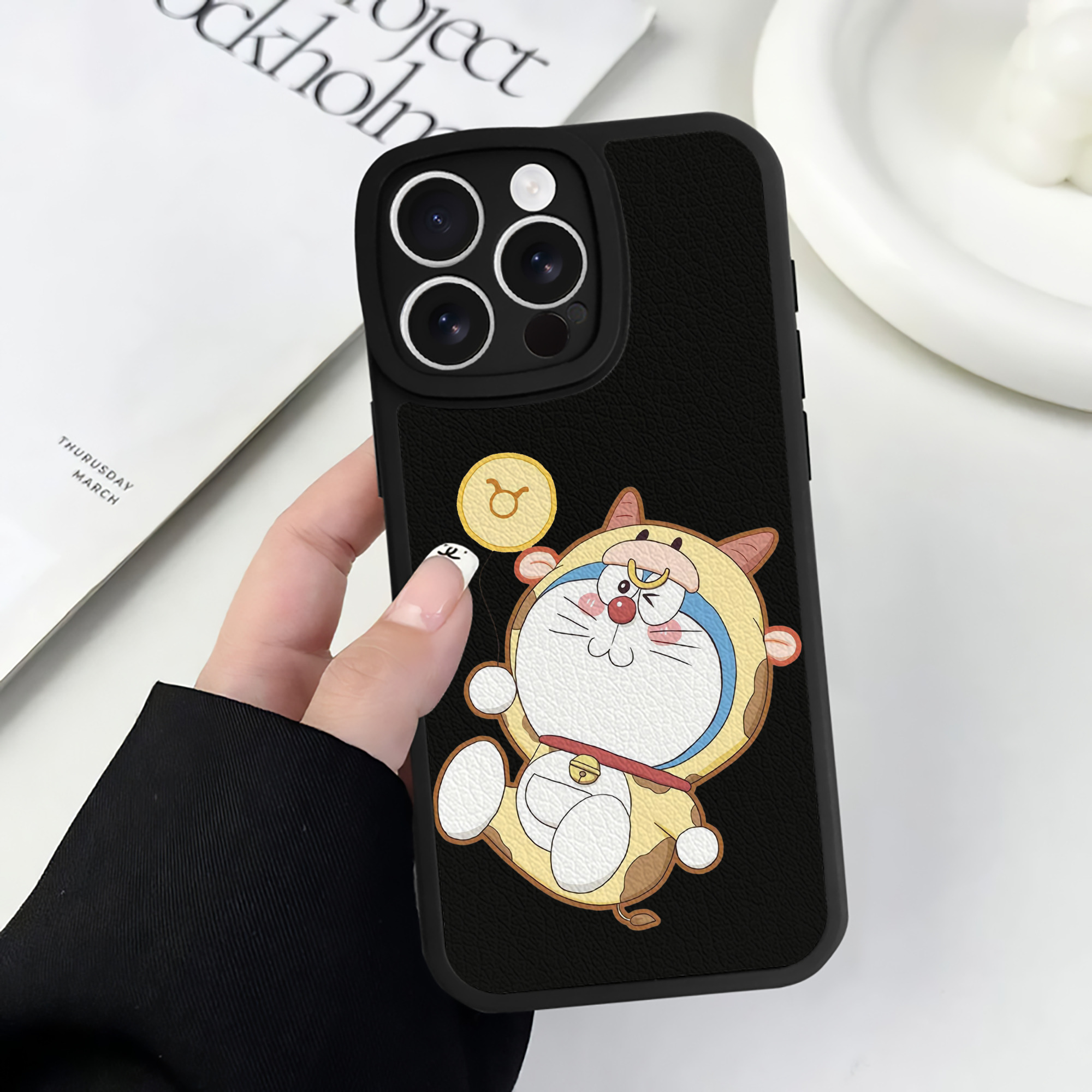 （画像用） ドラえもん Doraemon 【iPhone 16シリーズ対応】シリコンスマホケース（レザー調） 材質：シリコン